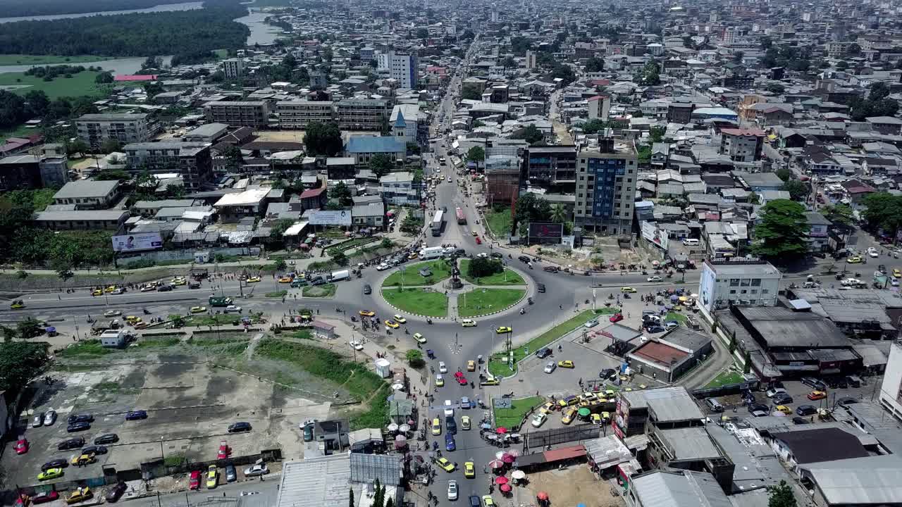 vista aérea estática del tráfico en rond-point deido en la ciudad de douala, en el soleado camerún, áfrica