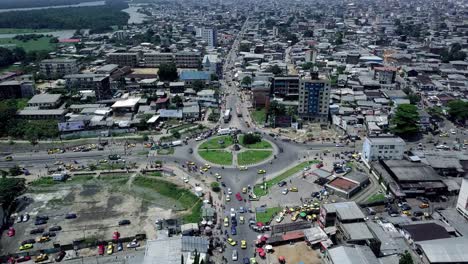 Vista-Aérea-Estática-Del-Tráfico-En-Rond-point-Deido-En-La-Ciudad-De-Douala,-En-El-Soleado-Camerún,-áfrica