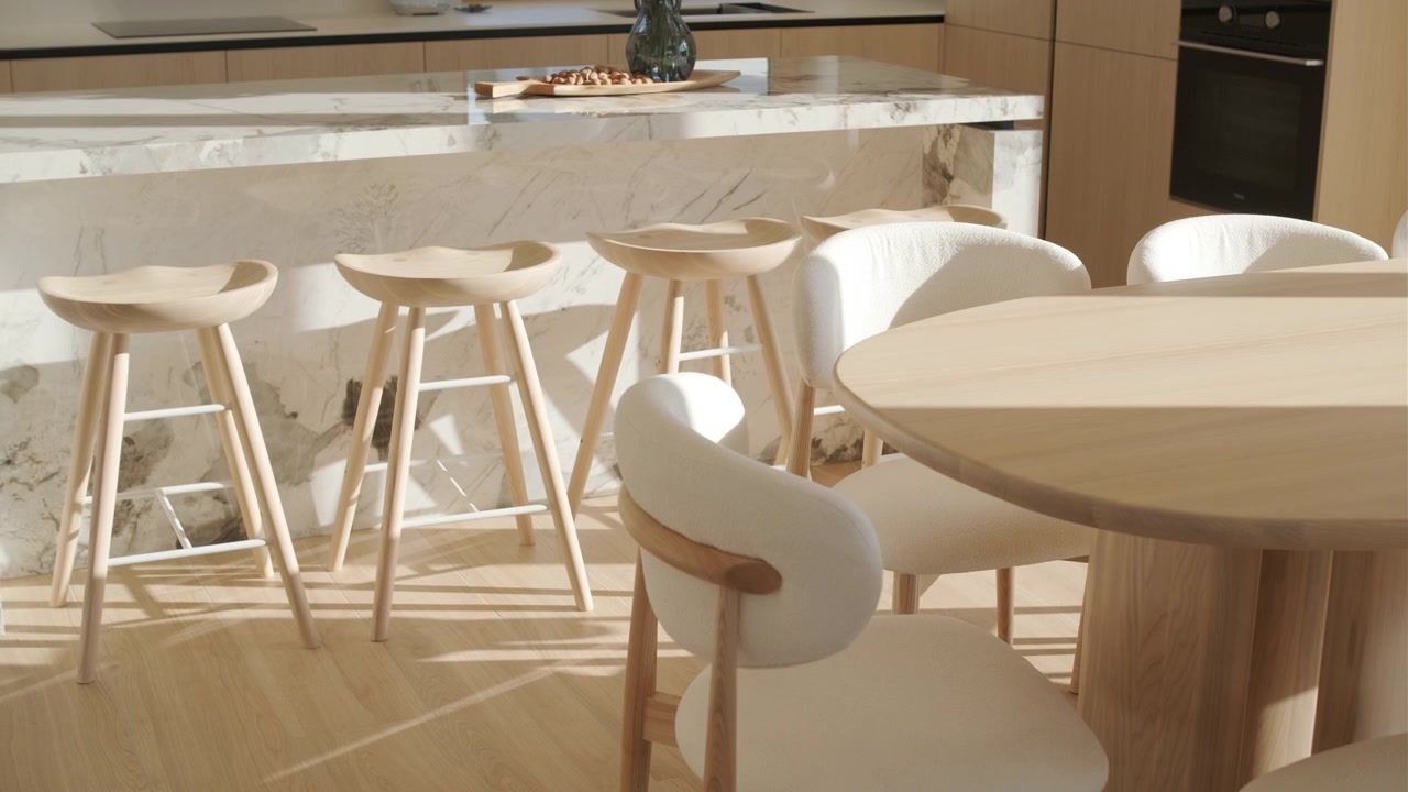 Moderne køkkeninteriør med marmorø og træmøbler