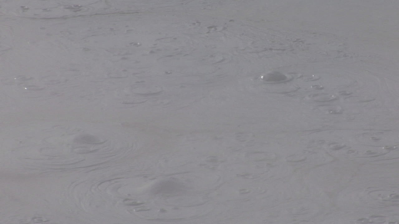 геотермальный бассейн бурлит в национальном парке йеллоустоун