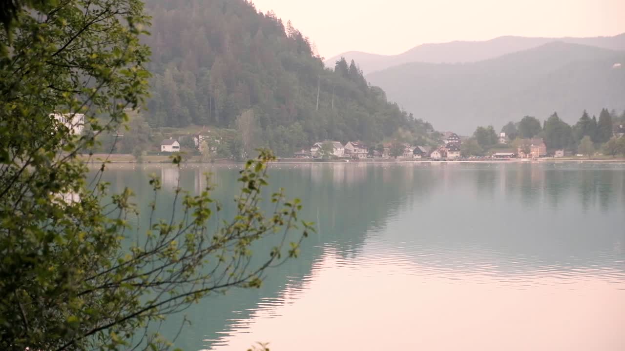 Bellissimo lago di Bled all'alba in Slovenia