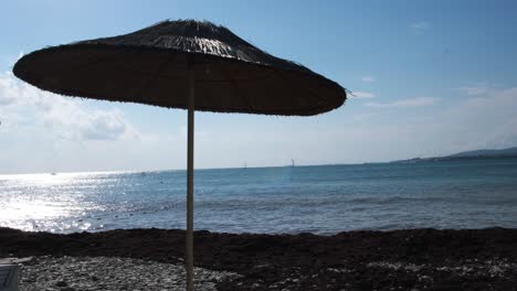 escena de playa con un paraguas de paja