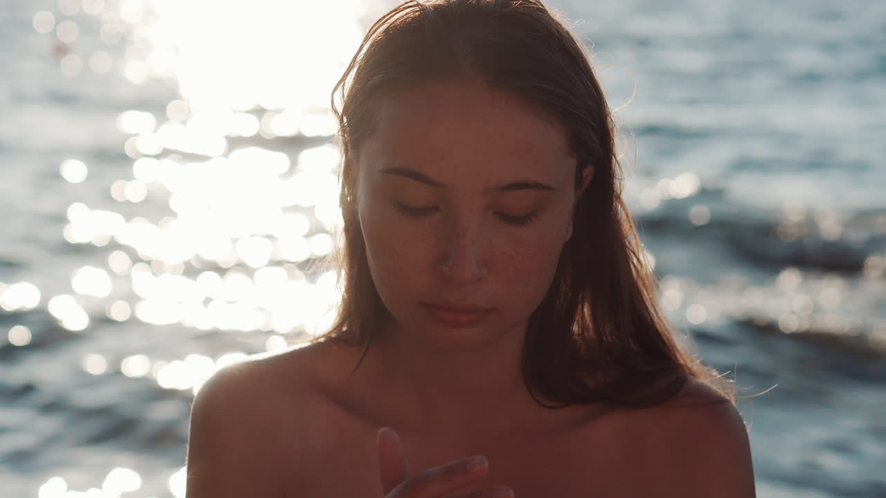 해가 지는 해변에서 십대 소녀