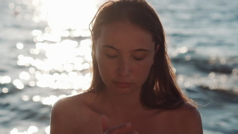 una adolescente en una playa al atardecer