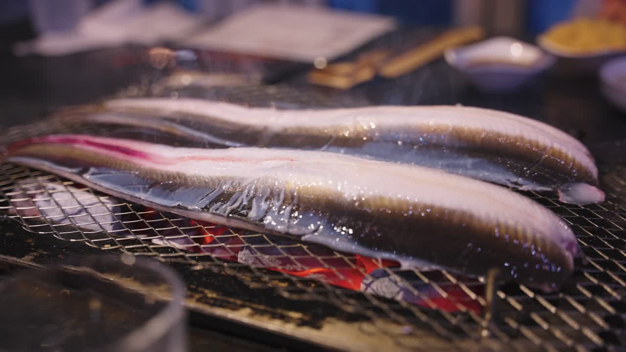 남한에서 은 갈고리 (jangeogui), 바베큐 레스토랑에서 석탄에 요리