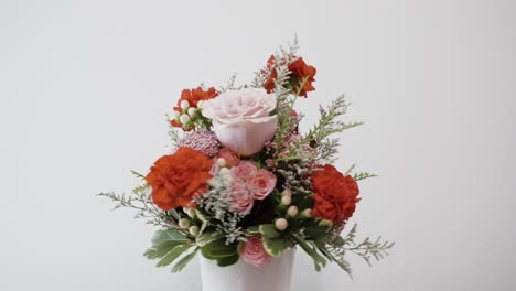 rotação lenta em torno do arranjo floral em rosa e vermelho
