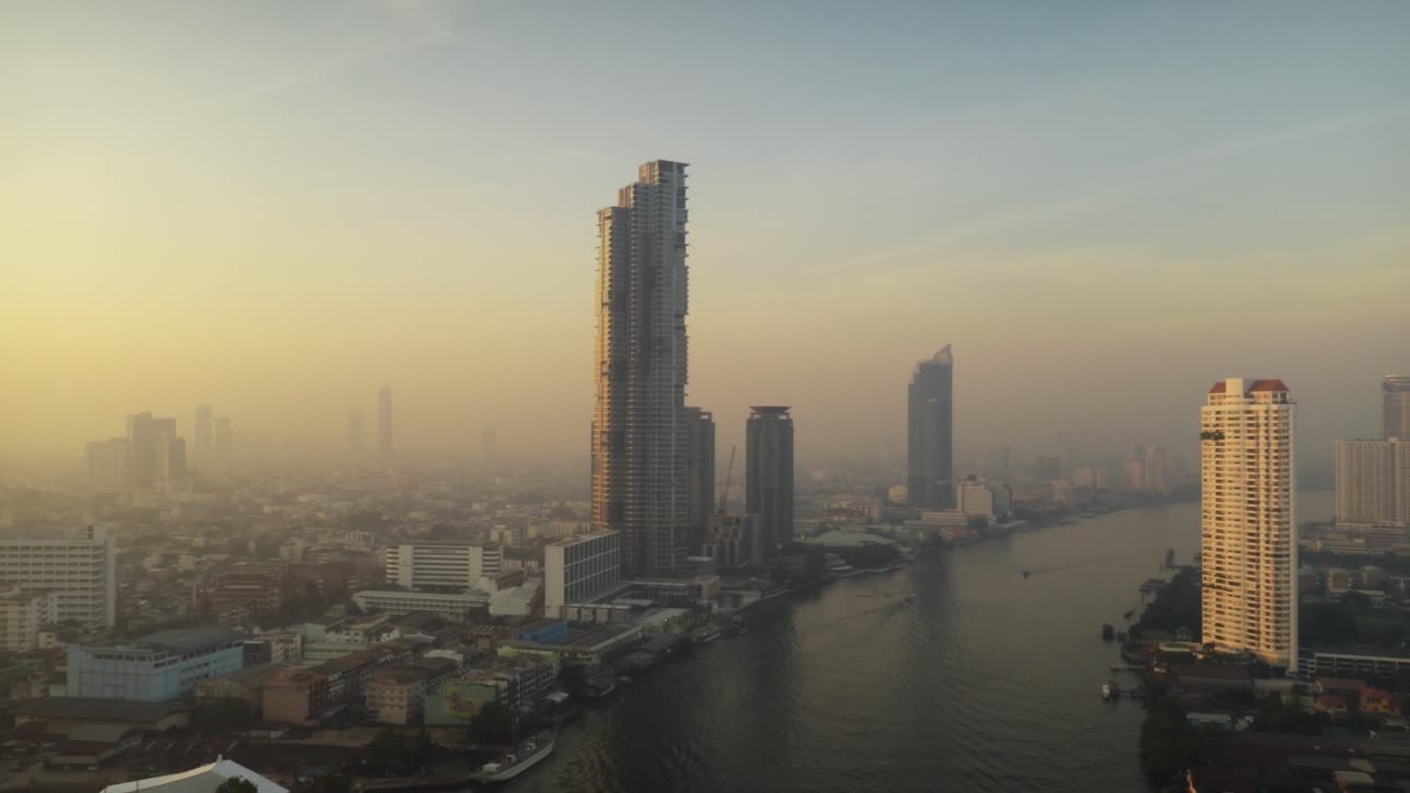 새벽에 방콕과 차오프라야 강