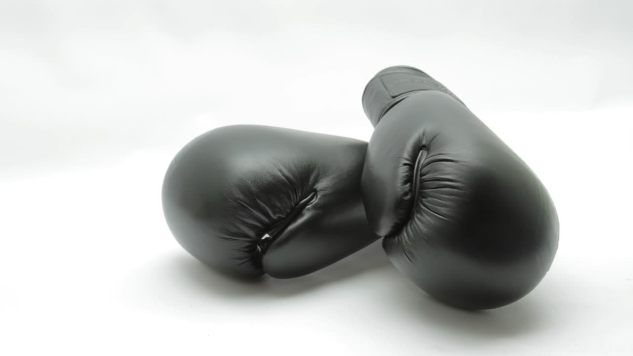 Schwarze Boxhandschuhe auf weißem Hintergrund