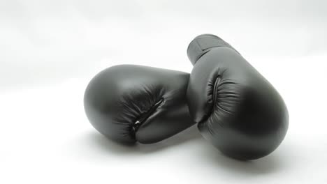 Guantes-De-Boxeo-Negros-Sobre-Un-Fondo-Blanco