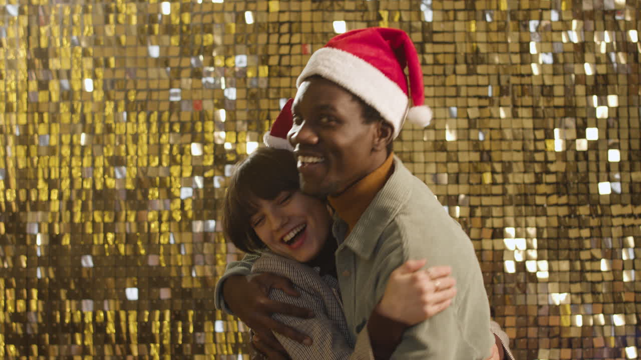 Amigos celebrando la Navidad