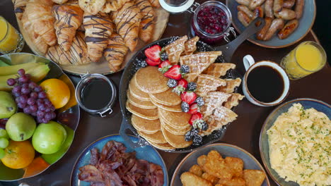 buffet de desayuno, que incluye huevos, café, jugo, tocino y patatas