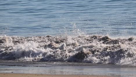 Pequeñas-Olas-Rompiendo-En-Mexico