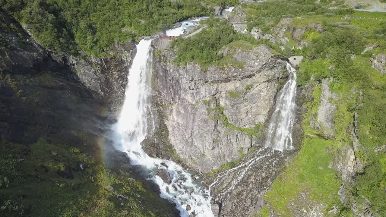 tomada amplia de la caída de videsyn, volando lentamente hacia la caída