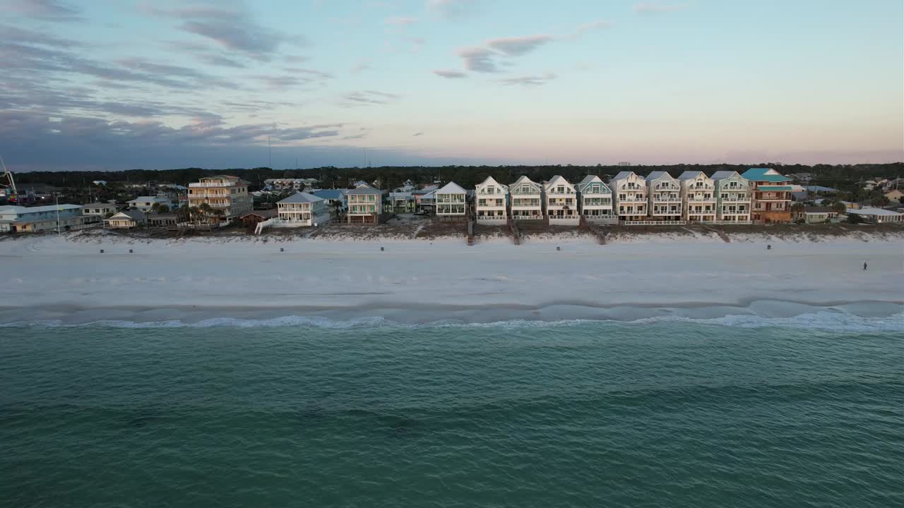 Belle case sulla spiaggia lungo acque serene - Ripresa con drone.