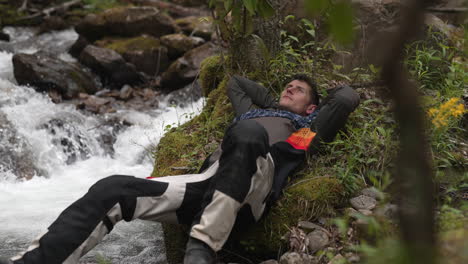 piloto de motocross tomando un descanso de la pista y descansando en medio del viaje