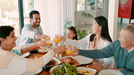 Thanksgiving-Toast-Mit-Einer-Großen-Kinderfamilie