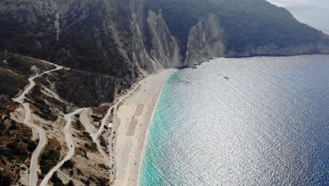 bahía turquesa y playa de myrtos, isla de cefalonia, jónico, grecia - toma aérea de drones