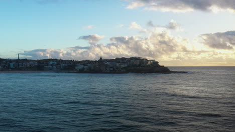 Amanecer-En-Bondi,-Seguimiento-De-Disparos-De-Drones-A-La-Izquierda