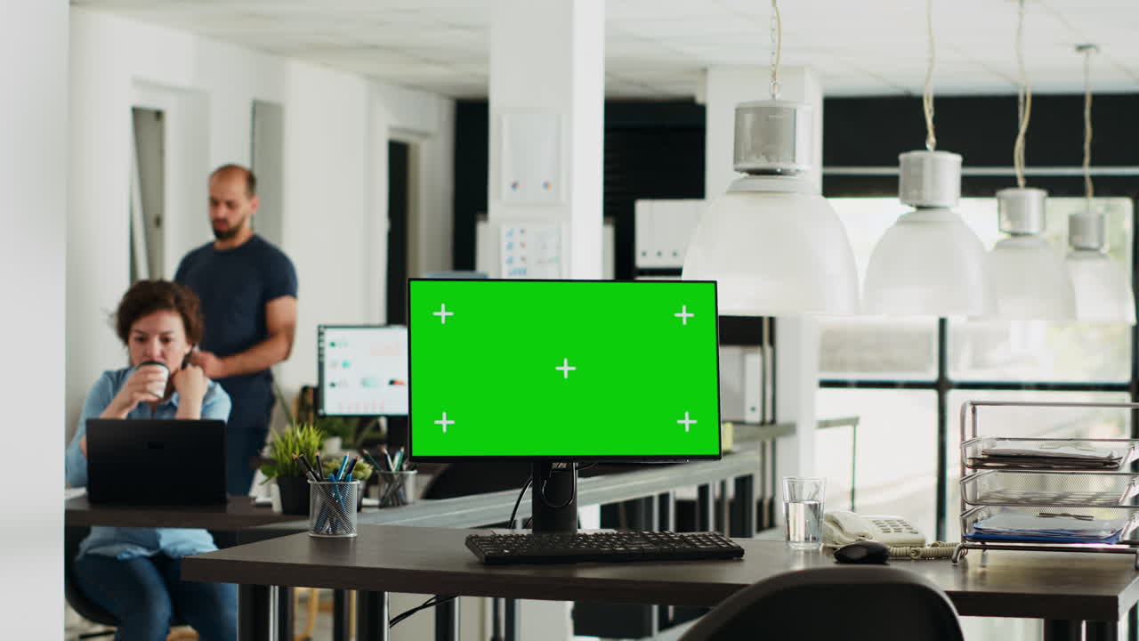 Workstation displays greenscreen layout