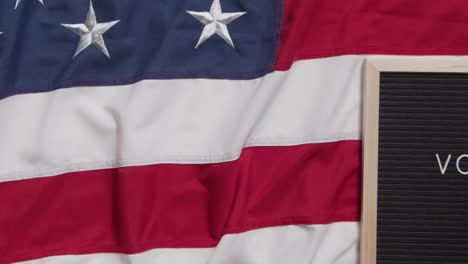 Schild-Mit-Der-Aufschrift-„Ich-Habe-Auf-Der-US-amerikanischen-Sternenbanner-Flagge-Liegend-Für-Die-Amerikanische-Wahl-2024-Gestimmt“-1