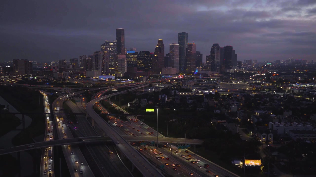 Centro de Houston, Infraestrutura Urbana e Interestadual 45 ao Anoitecer, Vista Aérea Invertida
