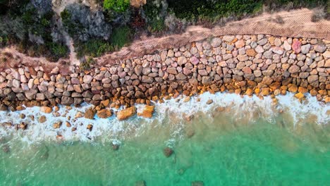 Imágenes-Aéreas-De-Drones-De-4k-De-La-Playa-En-El-Roc-De-Sant-Gaietà,-Un-Lugar-Pintoresco