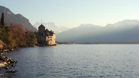 castillo de chillon, una fortaleza medieval en el lago de ginebra en los alpes, suiza