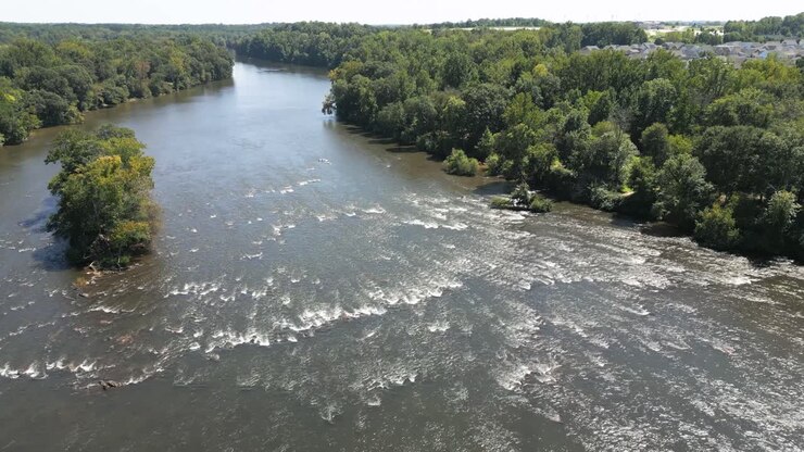 Spettacolare ripresa aerea di piccole rapide del fiume Catawba, Carolina del Nord e del Sud