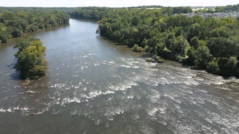 Epische-Luftaufnahme-Der-Kleinen-Stromschnellen-Des-Catawba-River,-Nord--Und-Süd-Carolina