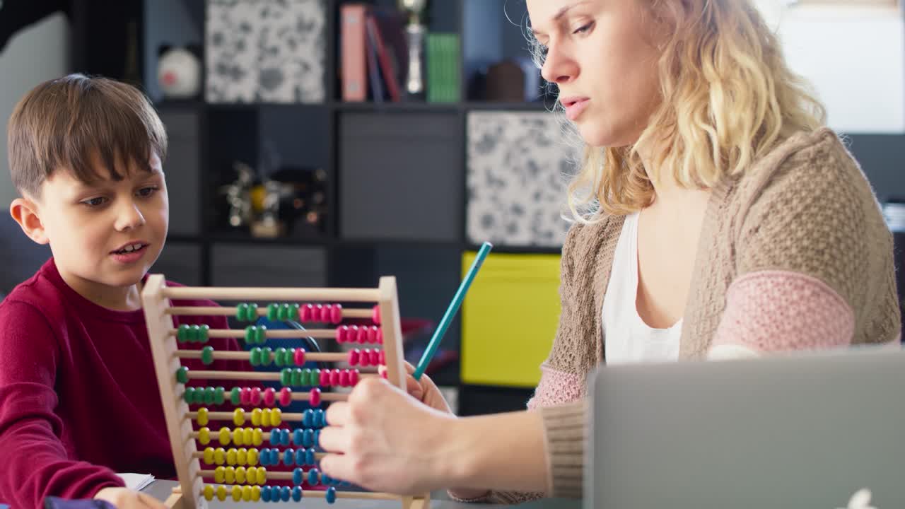 video de un niño con su madre aprendiendo a contar con un ábaco