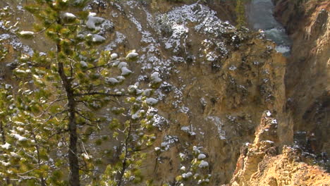 Una-Cascada-Fluye-Por-La-Ladera-De-Una-Montaña-En-El-Parque-Nacional-De-Yellowstone-1