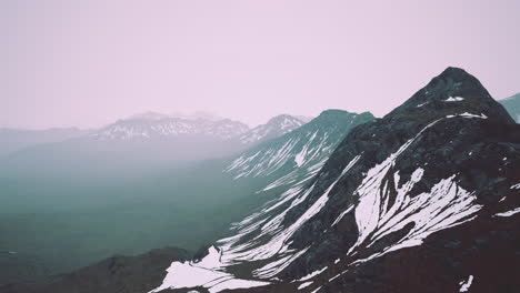 Dramatische-Landschaft-Mit-Gipfeln-Des-Hohen-Kaukasus-Und-Weißem-Schnee