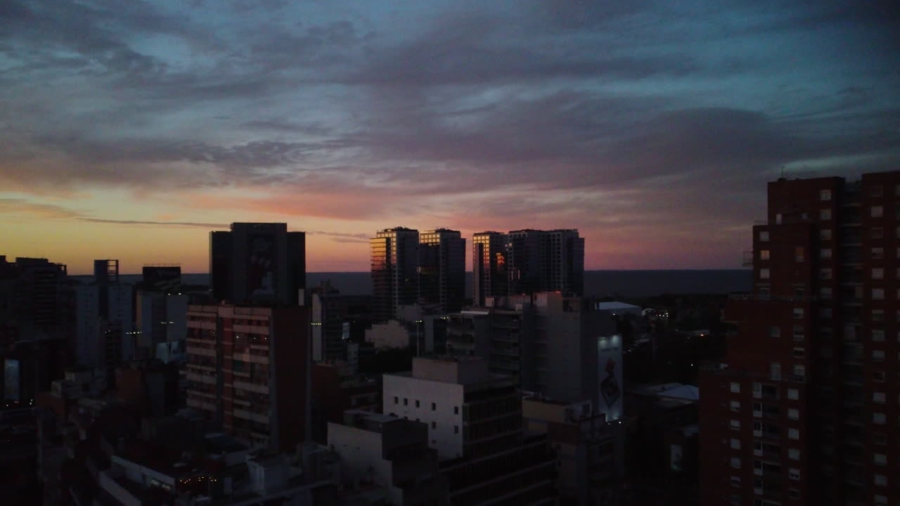 Dron sobrevuela la ciudad de Buenos Aires, cielo frío al atardecer