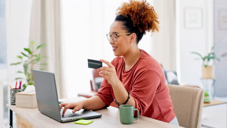 Computadora-Portátil,-Tarjeta-De-Crédito-Y-Mujer-Negra-Escribiendo