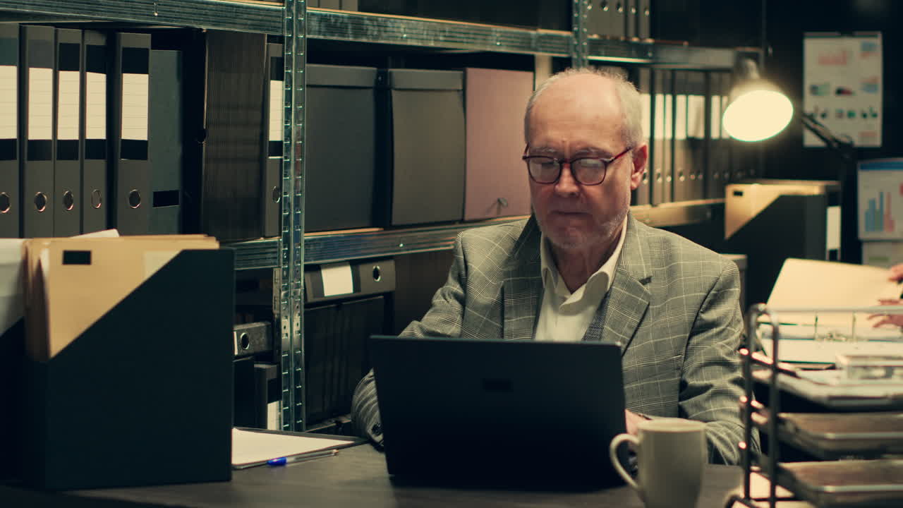 ispettore senior che identifica modelli di comportamento criminale