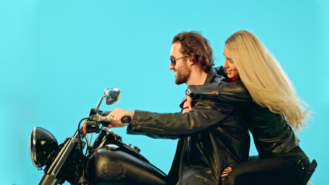 viaje, fondo azul y pareja en motocicleta