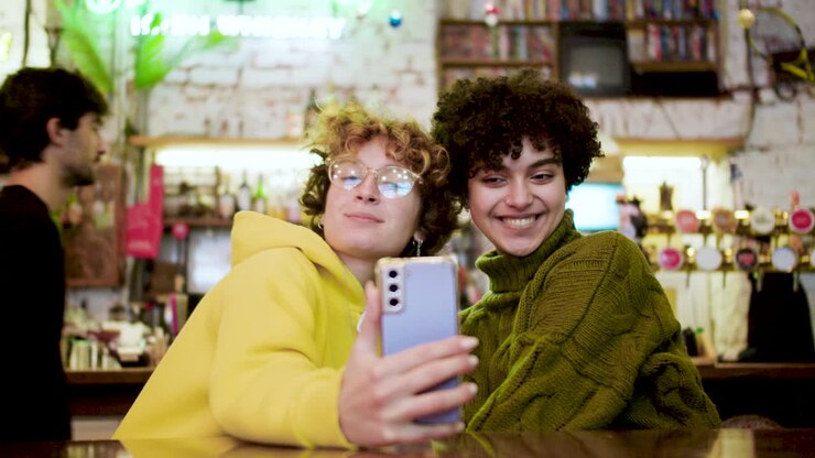 Coppia lesbica in un bar