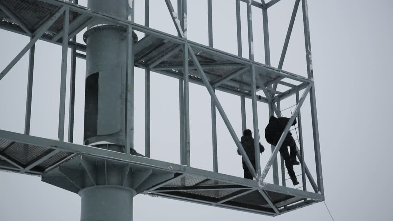 겨울에 광고판 유지 관리