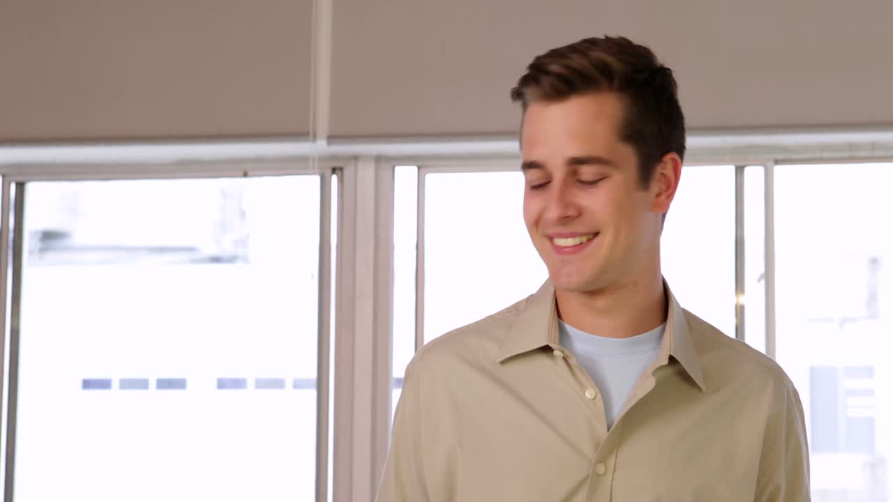 hombre de negocios de contenido posando