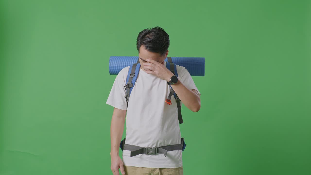 두통 을 고 있는 피곤 한 여행자