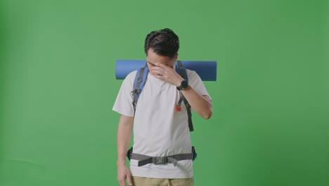 viajero cansado con dolor de cabeza
