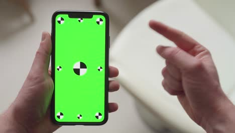 Fingerzeig-Auf-Smartphone-Mit-Grünem-Bildschirm-Mit-Tracking-Markern,-Dann-Daumen-Nach-Oben,-Hochformat