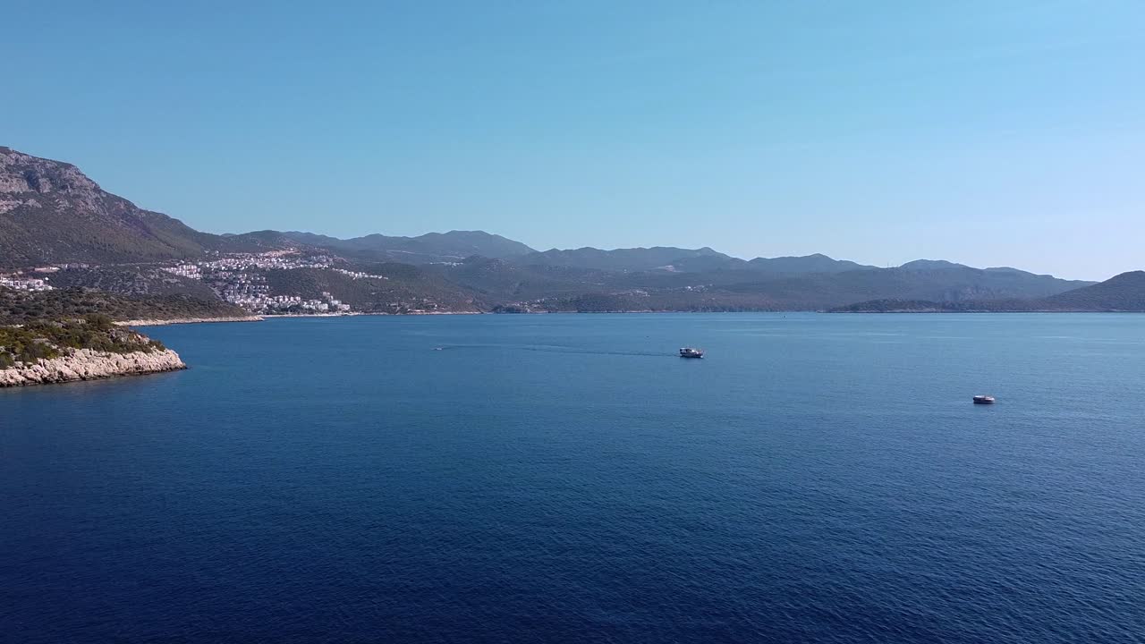 tiro de dron de paisaje con un barco