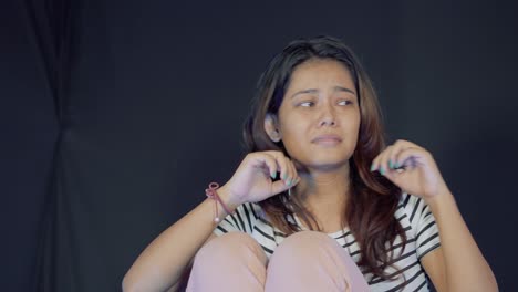 adolescente ansiosa escuchando horribles sonidos extraños en su cabeza, plano medio