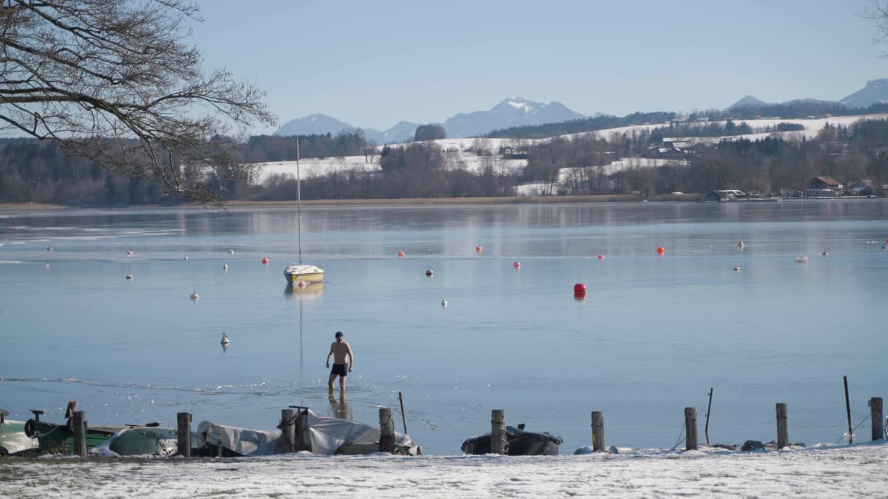 anciano en baño de hielo - fortaleciendo su sistema inmunológico - lago congelado en el sur de alemania