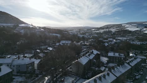 Kalter-Verschneiter-Winter-Filmisches-Luftbild-Stadtbild-Stadtbild-Mit-Schneebedeckten-Dächern-Panorama-4k-Marsden-Village-West-Yorkshire,-Endland