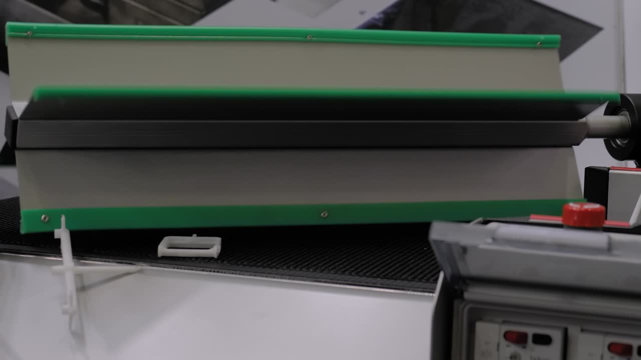 자동 분류 컨베이어 시스템 - 컨베이어 벨트에 플라스틱 세부 사항을 이동