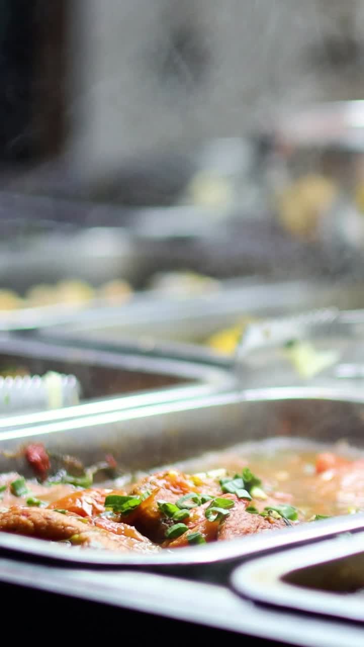 스트리트 푸드 세팅에서 다양한 카리 요리가 전시되어 있습니다.