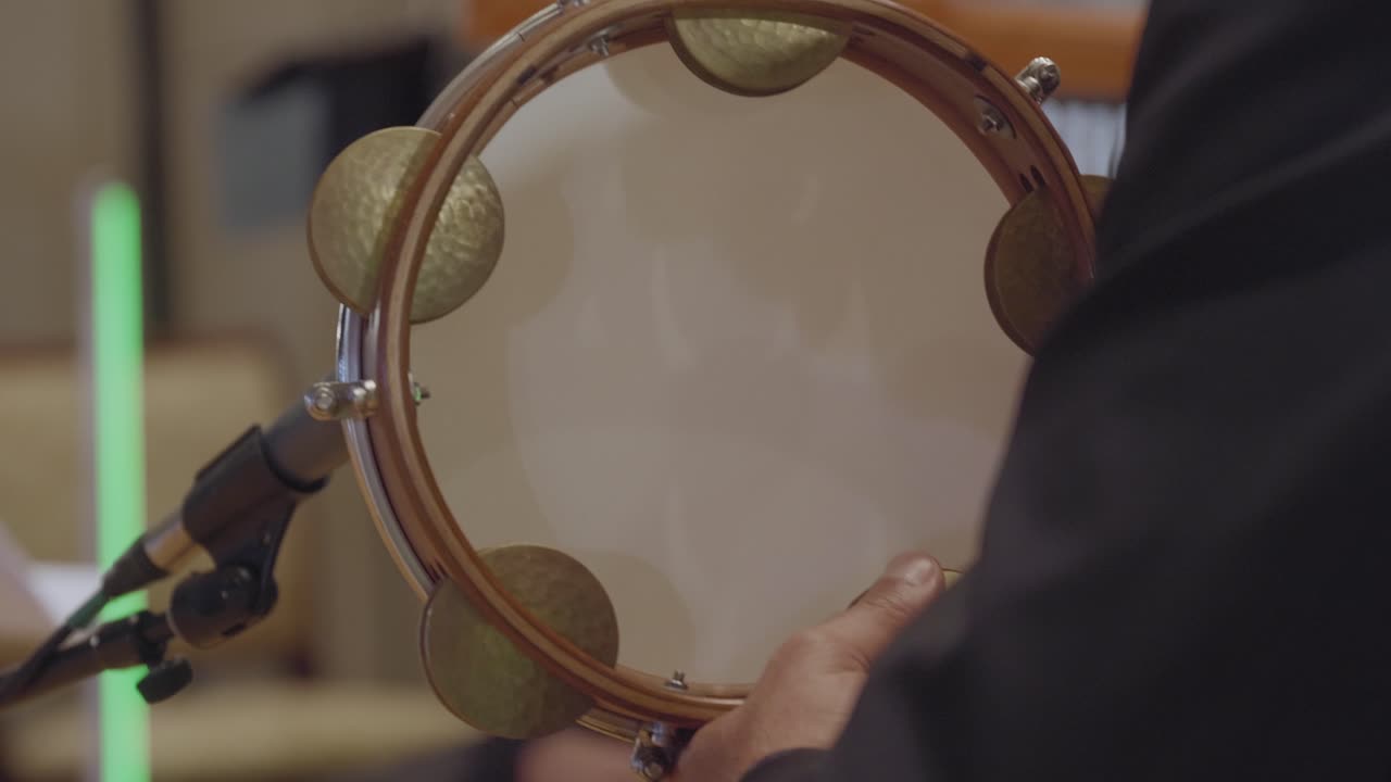 클로즈업, 타악기 셰이커 벨을 연주하는 남성 아티스트 tabla جبلة د?