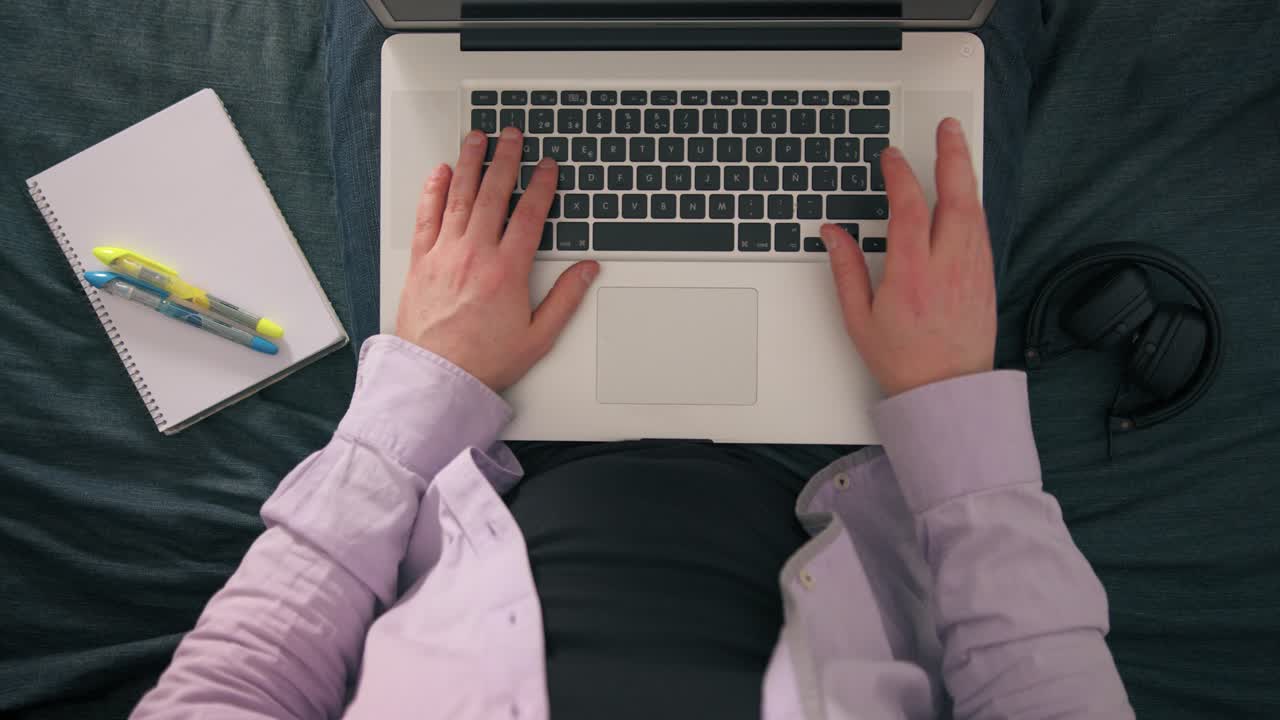 hombre trabajando en una computadora portátil en casa